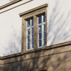 Holzfenster am Bahnhof in Sulzfeld