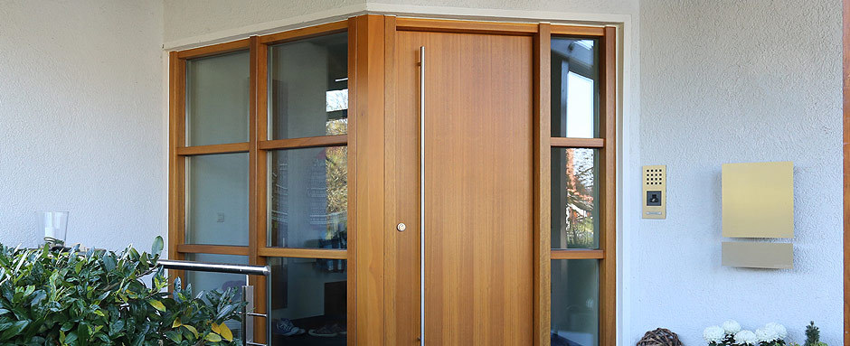 Eingangsbereich mit einer Haustüre aus Holz