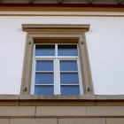 Holzfenster am historischen Bahnhof in Sulzfeld