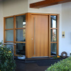 Eingangsbereich und Haustüre aus Holz